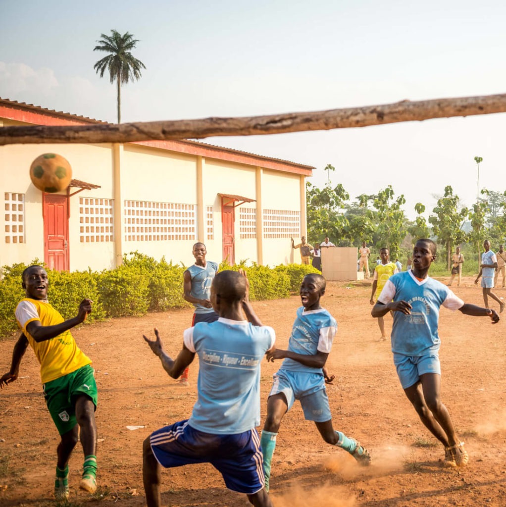 Jeunes Ivoiriens jouant au football